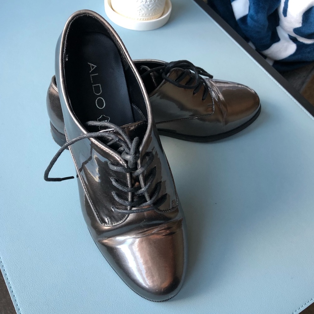 Metallic oxford lace up